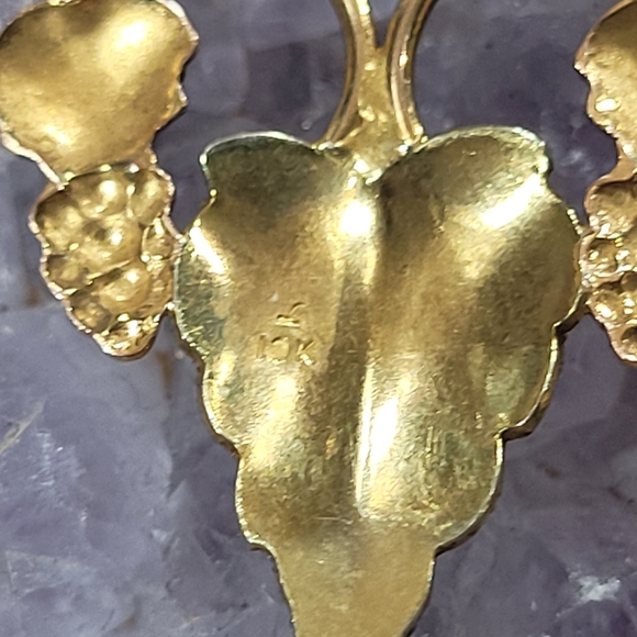 Vintage 10K Grape Vine Pendant. - Picture 3 of 7
